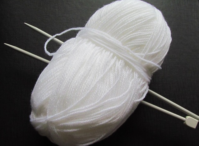 Knitting needle and wool