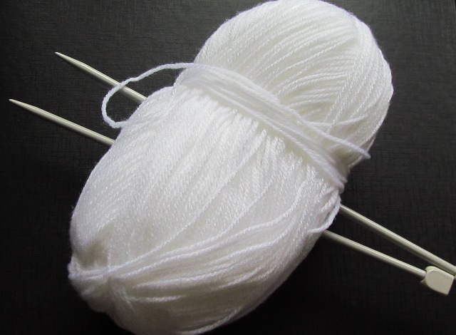 ball of yarn with knitting needles
